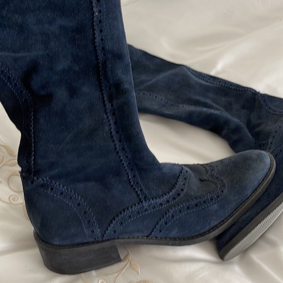 Navy suede boots with « lace » cut detail. Size 10 bought in Paris - Picture 6 of 8